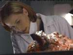 Scully realiza la autopsia al cuerpo de De la Cruz