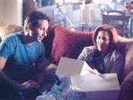 Scully abre el regalo de Mulder