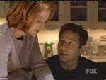 Scully cura a Mulder despu�s del encuentro con Billy Miles
