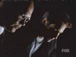 Skinner y Mulder ven caer a Billy Miles desde la terraza de las oficinas centrales del FBI