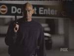 Skinner escucha con atención a Krycek... antes de asesinarlo