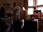 Con su hijo en brazos, Scully observa con tristeza las valijas que arm� Mulder