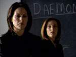 Reyes y Scully escuchan la conclusi�n de Doggett