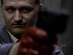 Lukesh, con sus manos ensangrentadas, está a punto de dispararle a Doggett con el arma de Reyes