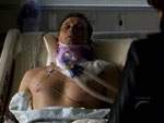 Doggett yace paralizado en la cama del hospital