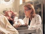 Scully analiza el interior del cr�neo de Bill