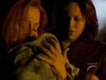 Scully recupera a William, sano y salvo, entre los restos del campamento