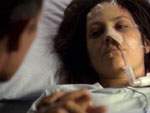 Reyes despierta y le advierte a Doggett que Audrey est� en peligro
