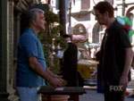 Mad Wayne se acerca a la mesa del Sr. Burt en la calle