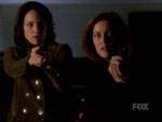 Reyes y Scully levantan sus armas en el garage