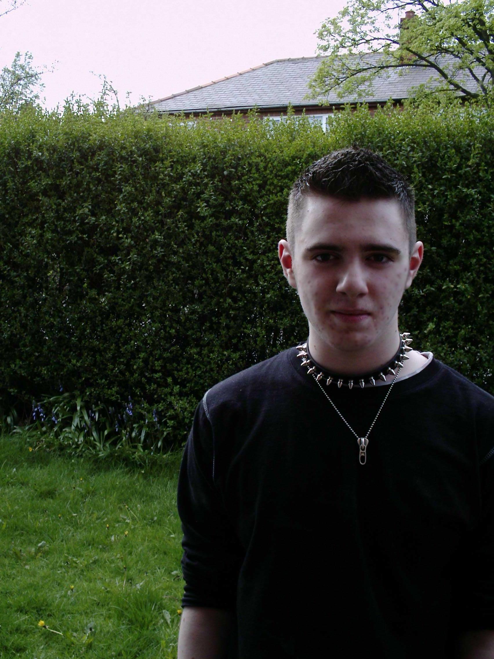 the hedge looks spooky dunnit...o no,wait,thats jst my do:-S