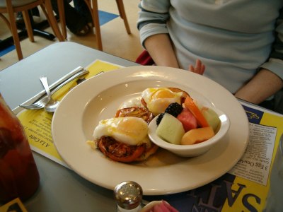 Huevos escalfados con tomate y muffins.
