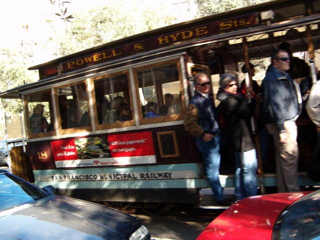 El cable car subiendo por la cuesta.