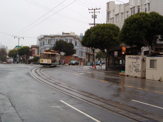 El cable car recorriendo una calle de North Beach.