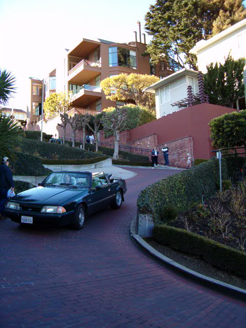 Un coche bajando por la Lombard Street.