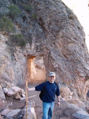 El camino se mete entre las rocas.
