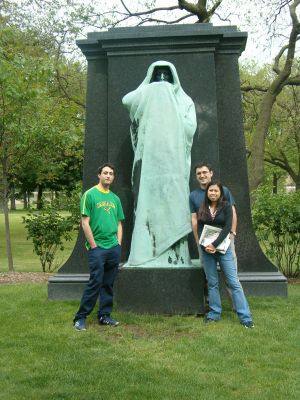 ��Huuu!! Menuda estatua ( muy chula, por cierto: fuimos al cementerio luego de ver la foto de esta estatua en un libro).
