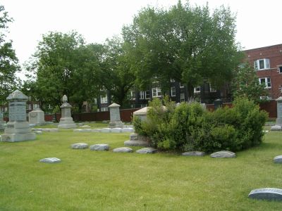 Vista del cementerio y el vecindario: es tan bonito que hasta tiene muros bajos para verlo.