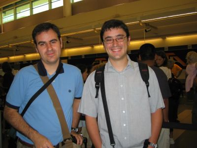 En el aeropuerto, esperando para embarcar. No se porque estabamos tan contentos, teniendo en cuenta lo dormidos que est�bamos.