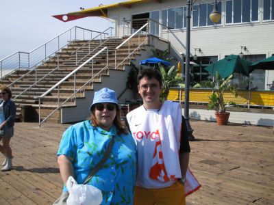 Joan y Patricia en el final del muelle.