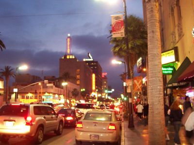 Hollywood Boulevard de noche.