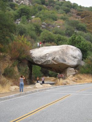La roca del tunel (Tunel Rock pon�a en los carteles). Y no ibamos a pasar sin sacar una foto, como toda esta familia de indios.
