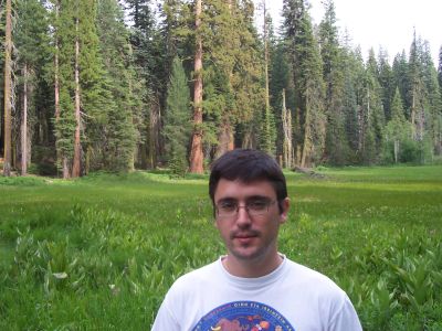 Joan mientras cruzabamos el 'meadow': por encima del tronco de una sequoia que hab�a caido.