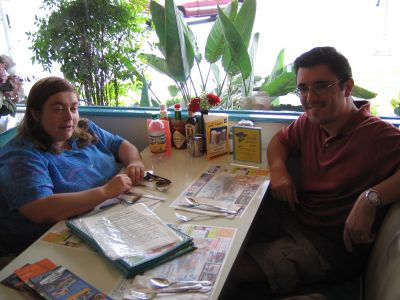 Joan y Patricia esperando por el desayuno.