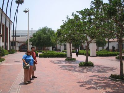 Jard�n al lado de la estaci�n.