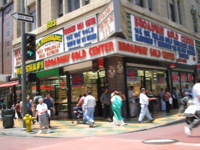 El centro de Los Angeles, que seguro que no habreis visto en muchas pel�culas. Todos llenos de tiendas de ropa de segunda mano, casas de empe�os... y ��mexicanos!! (es barrio latino)