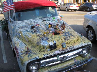 Un coche con decoraci�n 'particular'.