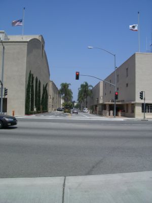 Las puertas (nada glamourosas) de los estudios Warner.
