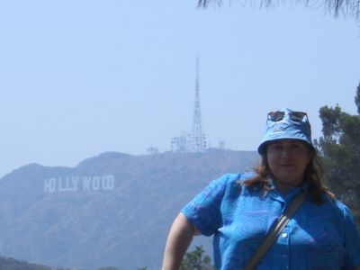 Patricia, con el famoso logo de Hollywood.