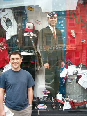 A estos no les cae muy bien el George Bush (fijaros lo que hay escrito en las camisetas).