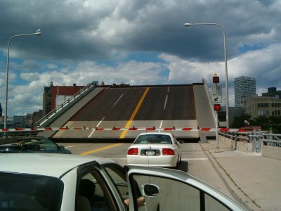 El puente se comienza a levantar...