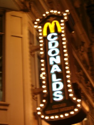 Y en la zona de los teatros, hasta los     MCDonalds copian el estilo