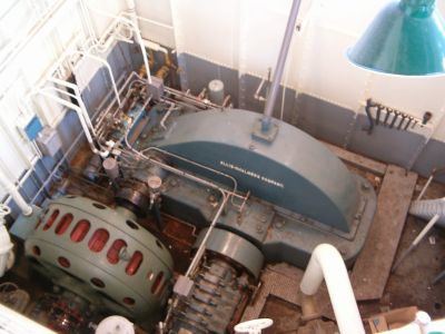El motor de la bomba de agua.