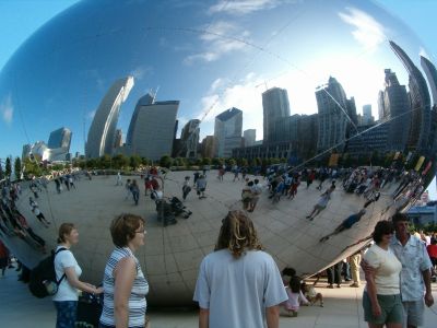 Una nueva manera de ver Chicago: reflejado en la nueva escultura met�lica.