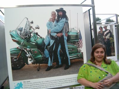 Y hab�a una exposici�n de fotos a gentes de diferentes paises del mundo. Estos que est�n detr�s de Patricia son los espa�oles. ��Aunque parezca increible!! Menudo ejemplo fueron a buscar para los espa�oles.