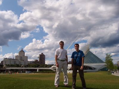 Xose y Khalid delante del museo.