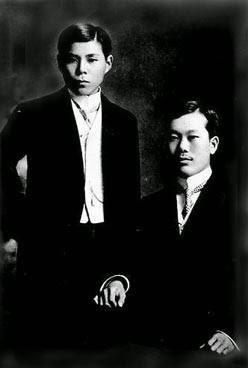 Phan Bội Châu (ngồi) và Cường Để