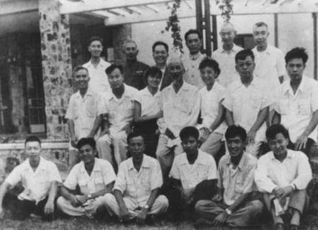 1965. Hồ Chí Minh đến Học Viện Quân Sự Tình Báo Hoa Nam