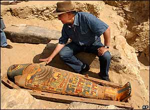 Zahi Hawass with the mummy