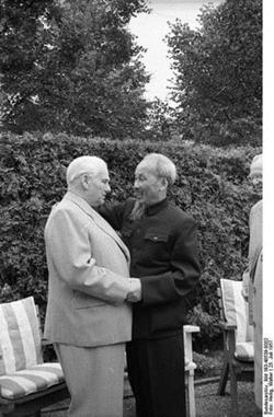 HCM đi thăm Tổng Thống Đông Đức