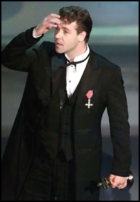 A stunned Russell Crowe picks up his first Oscar.