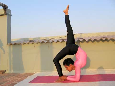Ekapada-viparita-dandasana