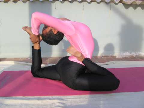 Ekapada-sirasa-valakiliasana