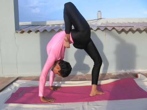 Ekapada-sirasa-chakrasana