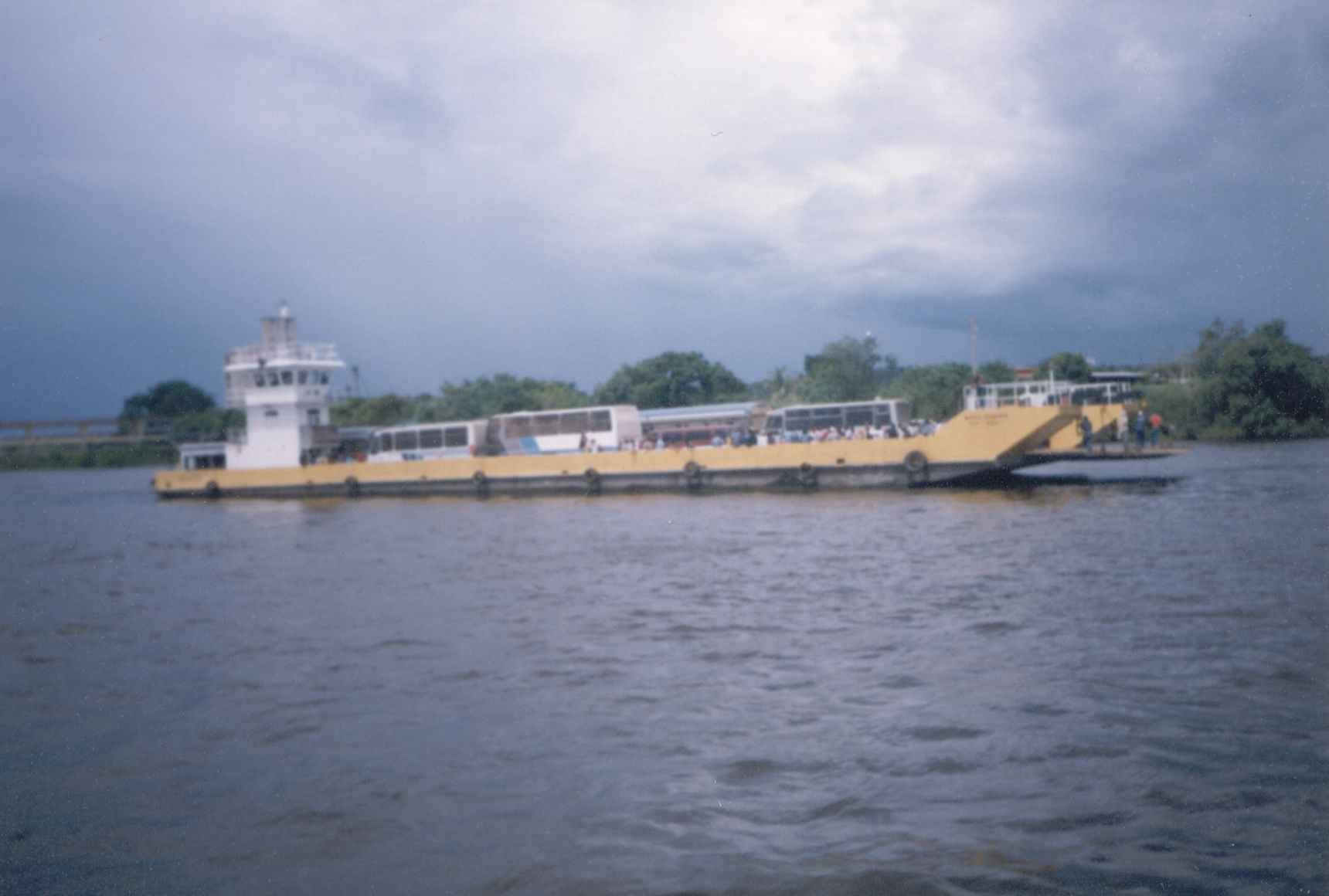 Paso en Chalanas del R�o Orinoco entre San F�lix (Edo. Bol�var) y los Barrancos de Fajardo (Edo. Monagas