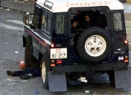 23 yaşındaki İtalyan Carlo Giuliani polis tarafından vuruldu
